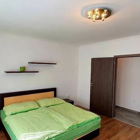 Bazsi Apartment *